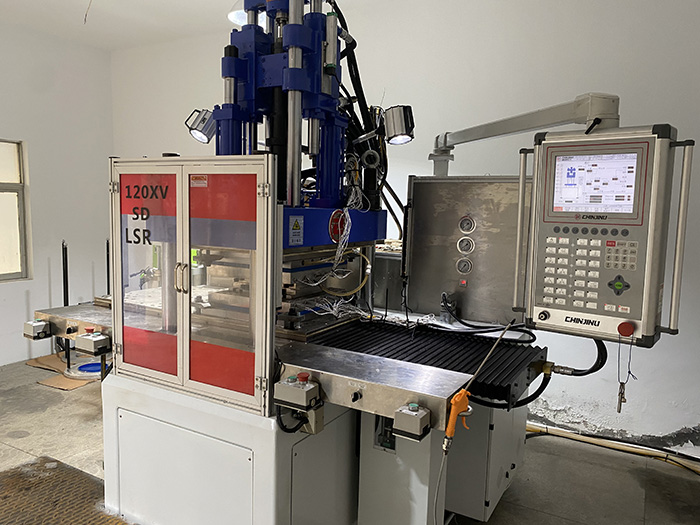 Vertical injection molding machine